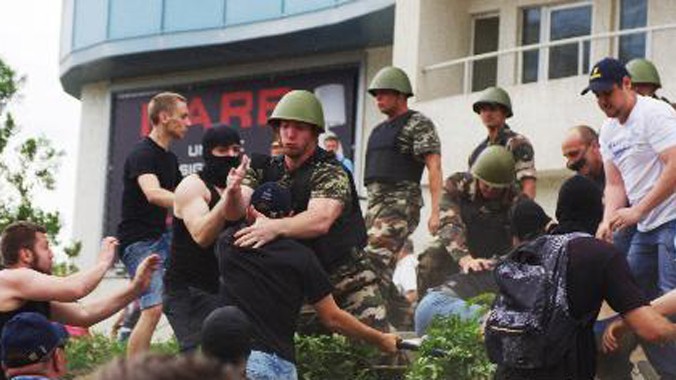 Những người biểu tình quá khích tấn công Tổng lãnh sự quán Nga ở thành phố Odessa ngày 16/6. Ảnh: AFP/ TTXVN.