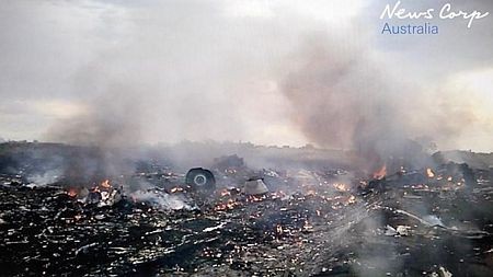 Hiện trường MH17 bốc cháy dữ dội trong đoạn video.