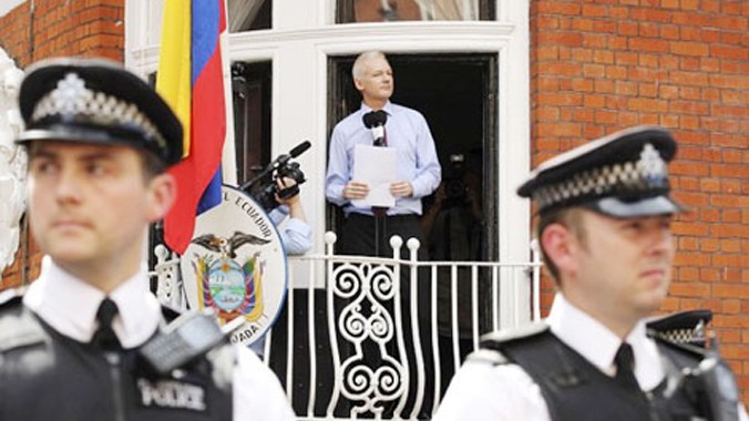 Trước cửa Đại sứ quán Ecuador ở London luôn thường trực ít nhất 3 sĩ quan cảnh sát Anh giám sát. Ảnh: Reuters.