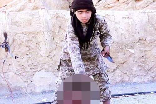 Hình ảnh phiến quân nhí chặt đầu tù nhân do IS công bố. Ảnh: Mirror.