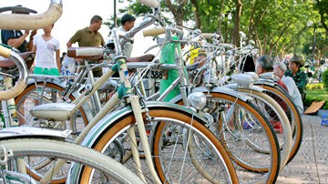 Những hàng xe đạp cổ trong nắng sớm luôn thu hút sự chú ý của những người đi đường.