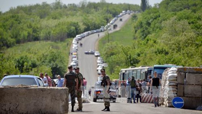 Một trạm kiểm soát an ninh được thiết lập gần Artemivsk (vùng Donetsk), khu vực do chính quyền Kiev kiểm soát. Ảnh: AFP/ TTXVN.