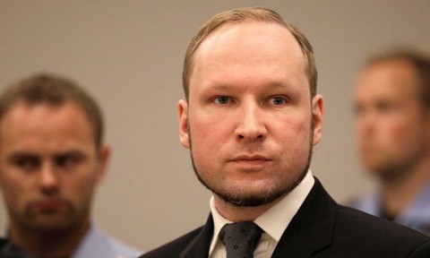 Anders Behring Breivik tại phiên tòa xét xử y ở Oslo ngày 24/8/2012. Ảnh: AP.