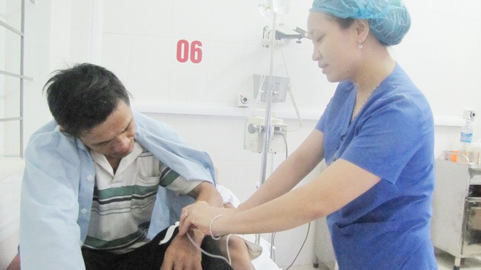 Bốn người dân xã Cẩm Dương đang được các y bác sỹ Bệnh viện Đa khoa Hà Tĩnh chăm sóc, điều trị.