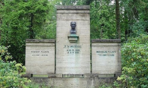 Phần mộ đạo diễn Murnau được đặt cùng một hầm với phần mộ 2 người em của ông. Ảnh: Huffington Post.