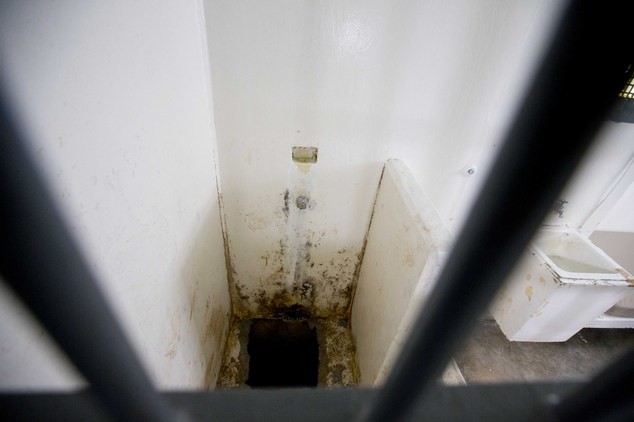 Đường hầm được trổ ra sàn buồng tắm trong phòng giam.