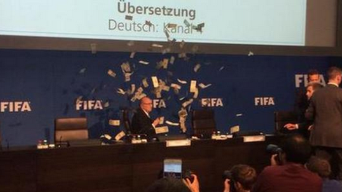 Chủ tịch FIFA bị ném tiền vào mặt khi họp báo