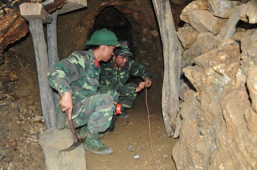 Ngay trong ngày đầu tiên (19/7), 4 địa đạo của "vàng tặc" ở khu vực này đã bị lực lượng chức năng của huyện Tây Trà và tỉnh Quảng Ngãi đánh sập. 