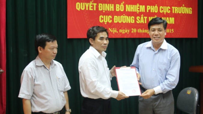 Thứ trưởng Nguyễn Ngọc Đông trao Quyết định cho ông Nguyễn Huy Hiền và ông Khương Thế Duy. Ảnh: mt.gov.vn.