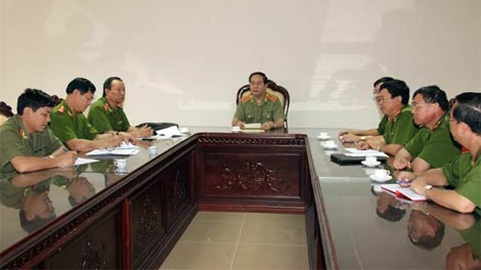 Đại tướng Trần Đại Quang làm việc với các thành viên Ban chuyên án điều tra vụ thảm sát tại Nghệ An. Ảnh: Báo CAND.