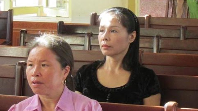 Bà Nguyễn Thị Thu Hà (áo đen), nhân chứng mới của vụ án.