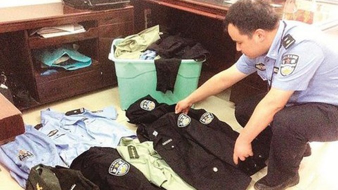 Các bộ quân phục và cảnh phục được tìm thấy trong nhà của Lôi. Ảnh: Cnhubei.com.