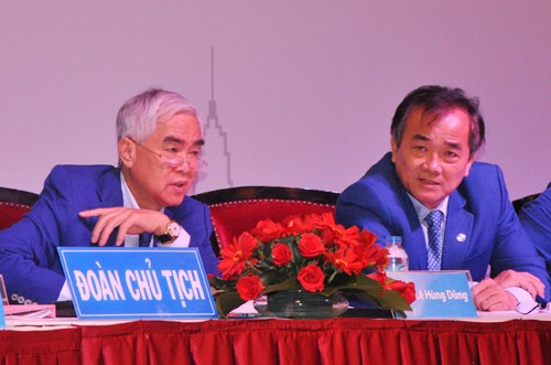 Chủ tịch Eximbank Lê Hùng Dũng (trái) tự nhận mình là người làm thuê, chấp nhận bị mắng nhiếc khi làm không giỏi. Ảnh: Lệ Chi/VnExpress