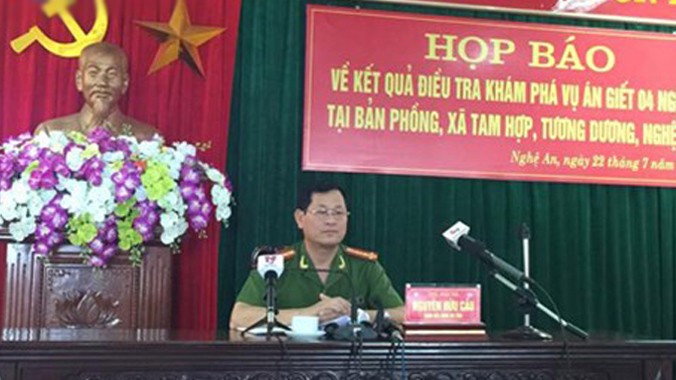 Đại tá Nguyễn Hữu Cầu - Giám đốc Công an tỉnh Nghệ An chủ trì buổi họp báo.