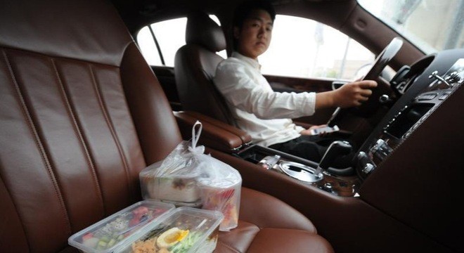 Đại gia Trung Quốc lái siêu xe đi giao mỳ lạnh.