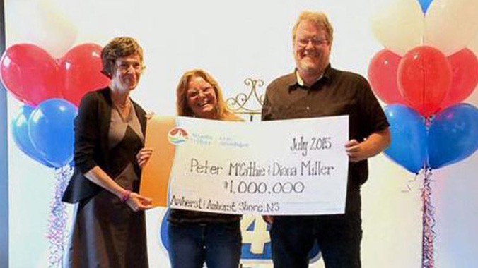 Ông McCathie (phải) và cô Miller cùng nhận giải xổ số độc đắc 1 triệu USD.