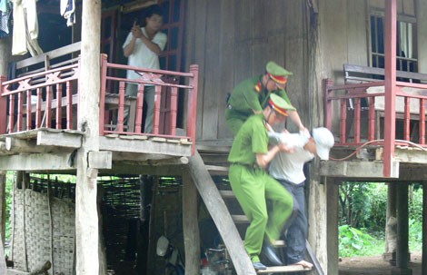 Lực lượng trinh sát Phòng PC47 Công an tỉnh Điện Biên bắt giữ đối tượng ma túy. Ảnh: Hoa Oanh Vũ/CAND