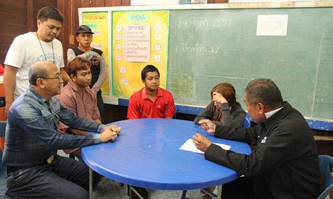 .Cô giáo Supaporn Buapetch (thứ hai bên phải) cùng chồng (áo đỏ) và thầy Apichart Sornnucha (ngồi thứ hai bên trái) đang bị cảnh sát thẩm vấn ngay tại trường học. Ảnh: Bangkok Post.