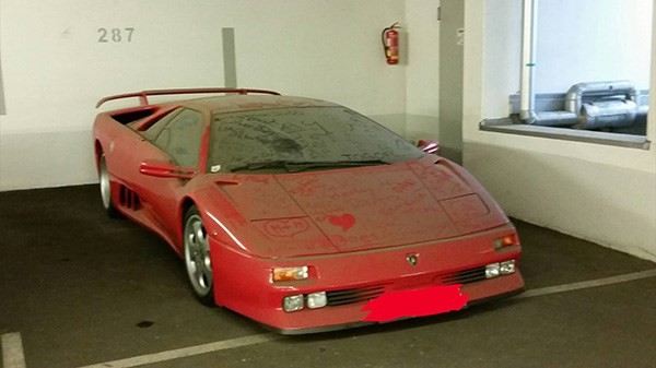 Siêu xe hàng độc của Lamborghini nằm lặng lẽ trong góc garage ô tô.