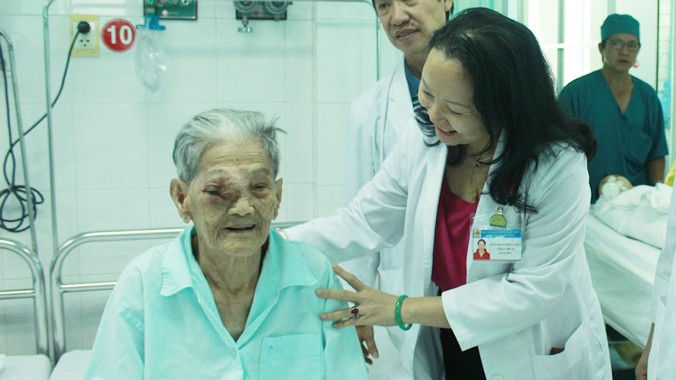 Mẹ Việt Nam anh hùng 101 tuổi Lâm Thị Chinh vừa được Bệnh viện Tai Mũi Họng TPHCM phẫu thuật thành công khối u nhầy lớn trên mắt phải. Ảnh: Quốc Ngọc.