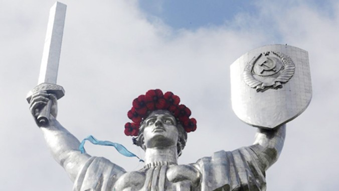 Bức tượng Motherland ở Kiev được gắn vòng hoa poppy, biểu tượng tưởng nhớ những người thiệt mạng trong chiến tranh. Ảnh: AFP.