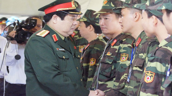 Đại tướng Phùng Quang Thanh trò chuyện, động viên cán bộ, chiến sĩ tại một cuộc diễn tập. Ảnh: Nguyễn Minh.