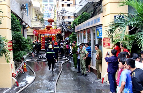 Con hẻm vào khách sạn 4 tầng bị phong tỏa để dập lửa. Ảnh: Hải Thuận/VnExpress
