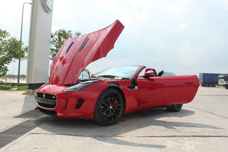 Siêu xe Jaguar F Type R Convertible 2016 được nhập khẩu chính hãng về Việt Nam sử dụng động cơ siêu tăng áp V8, khác dòng V6.