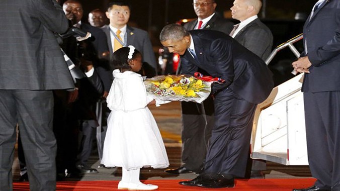 Tổng thống Obama nhận hoa từ một em bé Kenya.