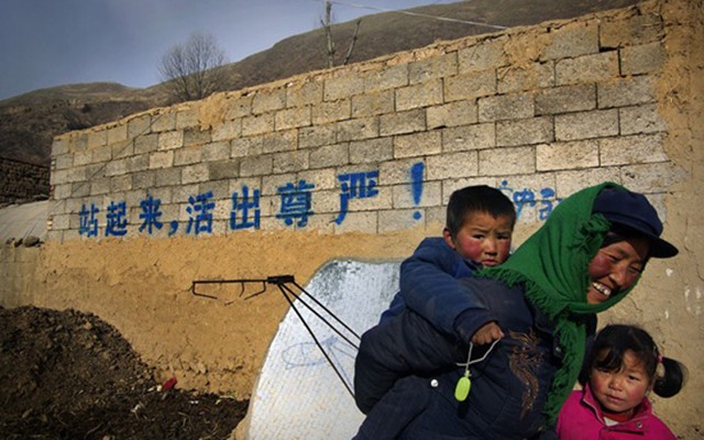 Những phụ nữ đến từ làng Zhong Zhai đem theo con nhỏ đến các thành phố lớn như Nam Kinh để ăn xin.