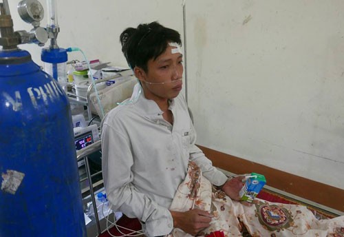 Ngư dân Nguyễn Văn Tuấn đang được chăm sóc tại Trung tâm y tế Cô Tô. Ảnh: Quý Đoàn/VnExpress
