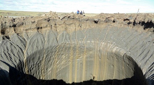 Miệng hố khổng lồ ở Siberia. Ảnh: RT.