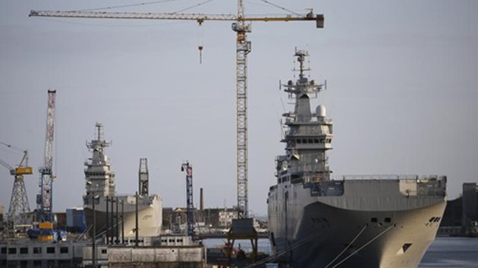 Hai chiến hạm chở trực thăng lớp Mistral Sevastopol (phải) và Vladivostok hôm 21/5 đậu tại nhà máy đóng tàu STX Les Chantiers de l'Atlantique ở Saint-Nazaire, phía tây Pháp. Ảnh: Reuters.