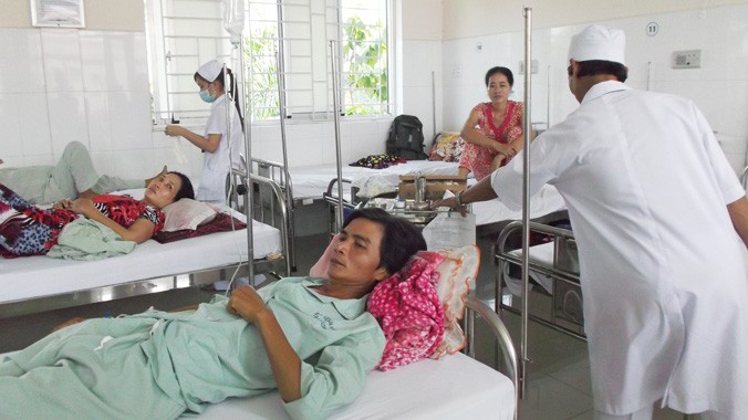 Nhiều bệnh nhân đang điều trị tại Bệnh viện TP.Vĩnh Long.