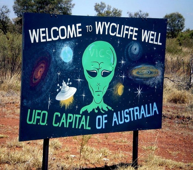 "Chào mừng tới Wycliffe Well, thủ đô UFO của Australia" là nội dung một tấm biển báo bên lề một đường cao tốc dẫn tới thị trấn Wycliffe Well.