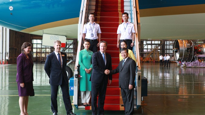 TGĐ Vietnam Airlines Phạm Ngọc Minh và giới thiệu với Thủ tướng Anh về máy bay mới A350 đầu tiên của Việt Nam.