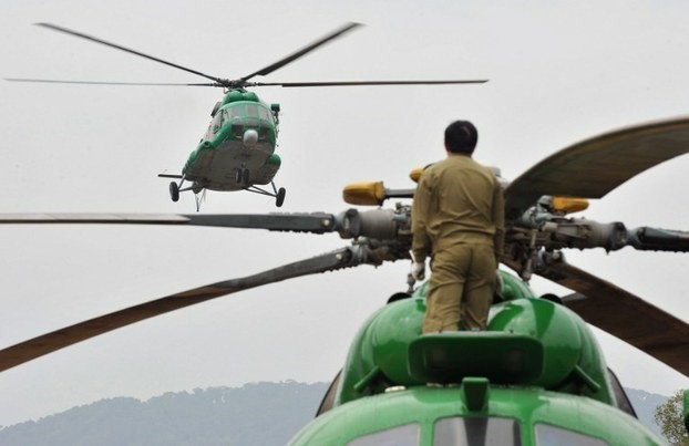 Một binh sỹ Lào theo dõi máy bay Mi-17 hạ cánh. Nguồn: AFP.