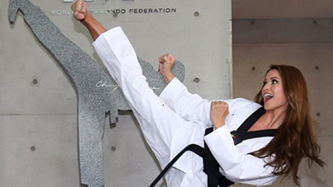Hoa hậu Mỹ Nia Sanchez biểu diễn kỹ năng võ thuật tại trụ sở của Liên đoàn Taekwondo thế giới ngày 27/7. Ảnh: Yonhap.
