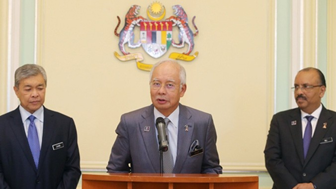 Thủ tướng Malaysia Najib Razak (giữa) thông báo bổ nhiệm ông Ahmad Zahid Hamidi vào vị trí phó thủ tướng sau cuộc cải tổ nội các. Ảnh: Reuters.