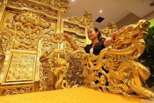 Hiện chiếc ngai vàng Trung Quốc hoành tráng được trưng bày ở sảnh khách sạn.