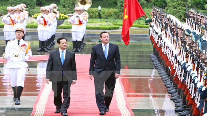 Thủ tướng Nguyễn Tấn Dũng và Thủ tướng Anh David Cameron trong lễ đón chính thức. Ảnh: TTXVN.