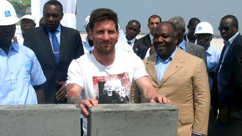 Messi tự tay đặt viên gạch trong lễ khởi công SVĐ QG Gabon.