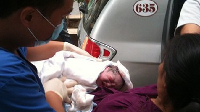 Điều dưỡng Nguyễn Mạnh Chung, Bệnh viện Bạch Mai đón hai mẹ con sản phụ từ xe taxi vào khoa cấp cứu. Ảnh:Bacsinoitru.vn.