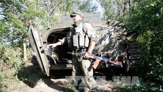Lực lượng ly khai ở Donetsk bắt đầu rút xe quân sự và vũ khí hạng nhẹ, cách khu vực giới tuyến khoảng 3 km ngày 21/7. Ảnh: AFP/TTXVN.