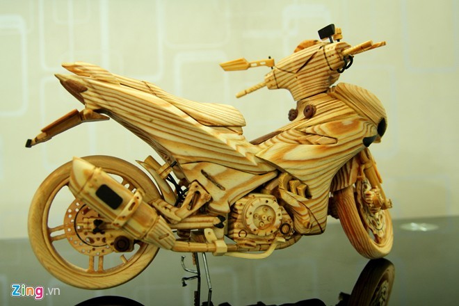 Đây là chiếc Exciter 150 bằng gỗ của một bạn trẻ đam mê độ xe ở Sài Gòn có nickname Jun Ho.