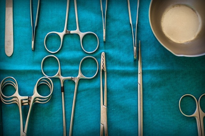 Chuyên gia khám nghiệm tử thi sử dụng bộ dụng cụ đơn giản để giải phẫu xác chết. Ảnh: Shutterstock.