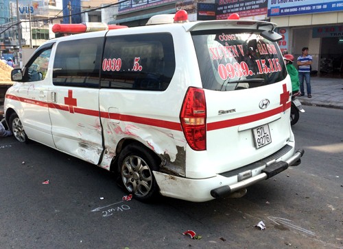 Hông xe cứu thương bị móp sau cú tông của ôtô 4 chỗ. Ảnh: Nguyệt Triều.