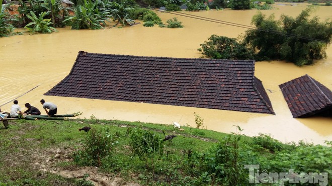 Trận mưa lũ vừa qua đã nhấn chìm 10 hộ dân của bản Đề Chia C, xã Pú Nhung, huyện Tuần Giáo, tỉnh Điện Biên. Những hình ảnh được ông Đức ghi lại vào 17h30 ngày 2/8 tại khu vực này.