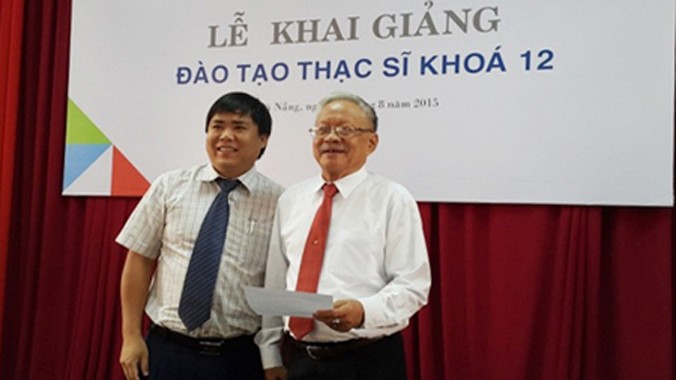 Cụ Lê Phước Thiệt (bên phải) nhận quyết định tuyển thẳng vào lớp cao học của Trường ĐH Duy Tân. Ảnh: Khánh Hiền.