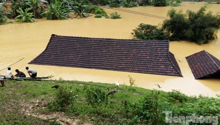 Ngập lụt gây thiệt hại nặng cho người dân và cả ngành điện ở nhiều địa phương. Ảnh: Hồng Vĩnh.